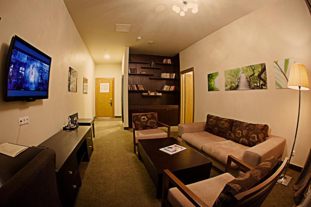 Voyage Hotel Karagandy Екстериор снимка